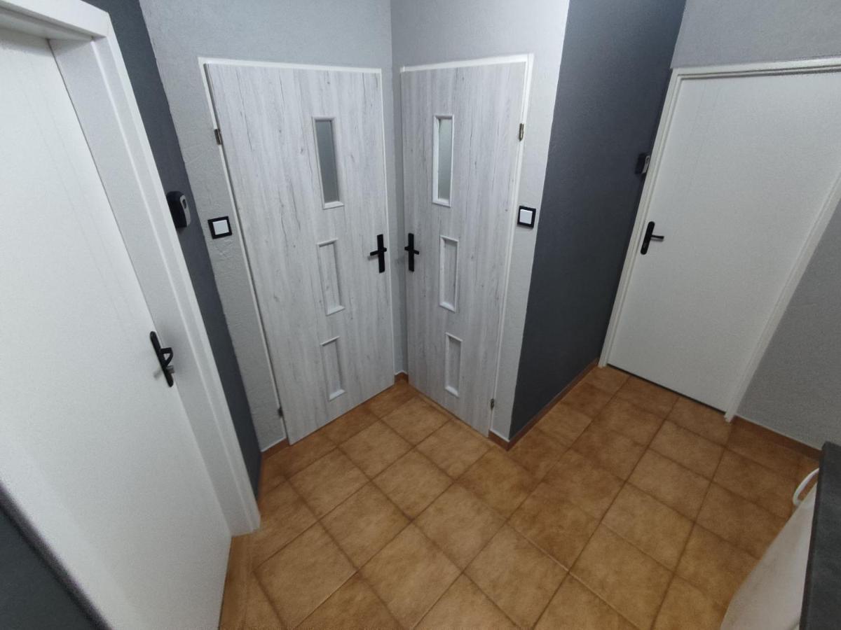 3030 Jana Spychalskiego 32 - Tanie Pokoje W Apartamencie - Samodzielne Zameldowanie - Self Check In 波兹南 外观 照片
