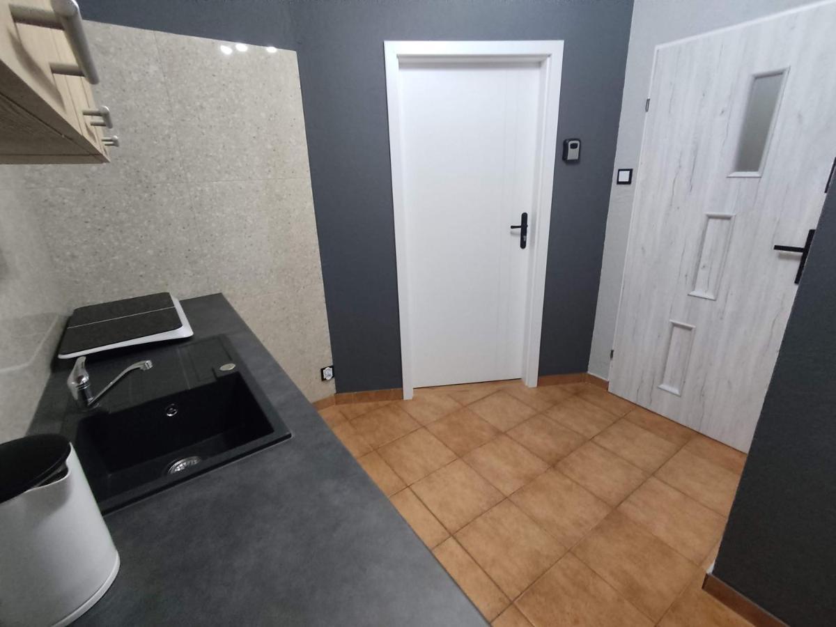 3030 Jana Spychalskiego 32 - Tanie Pokoje W Apartamencie - Samodzielne Zameldowanie - Self Check In 波兹南 外观 照片